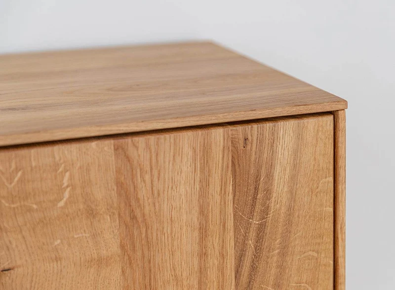 Beleuchtetes Sideboard Collodi aus massiver Wildeiche mit Rückwand in grober Holzstruktur