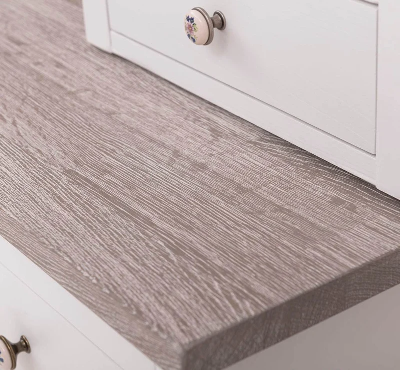 Küchen- und Buffetschrank aus Massivholz im Landhausstil - Eichenakzente