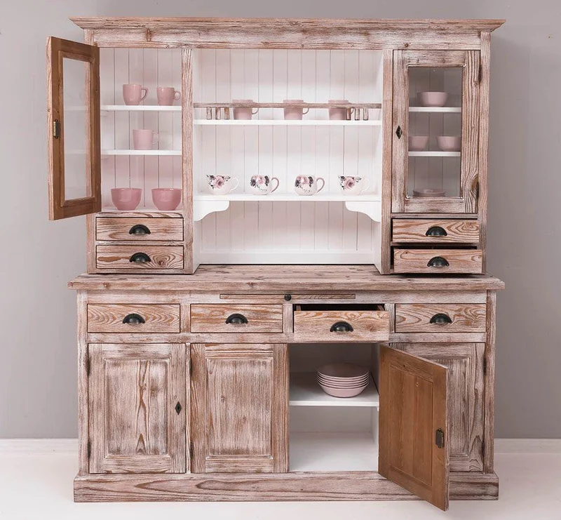 Breiter Buffetschrank aus Massivholz im Landhausstil
