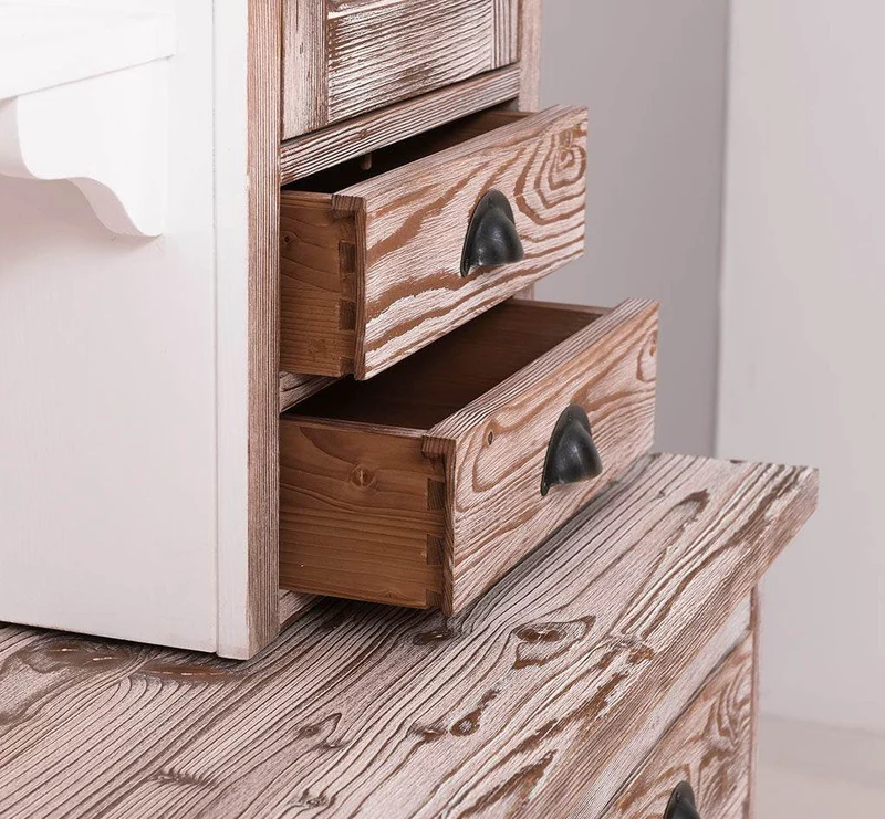 Breiter Buffetschrank aus Massivholz im Landhausstil
