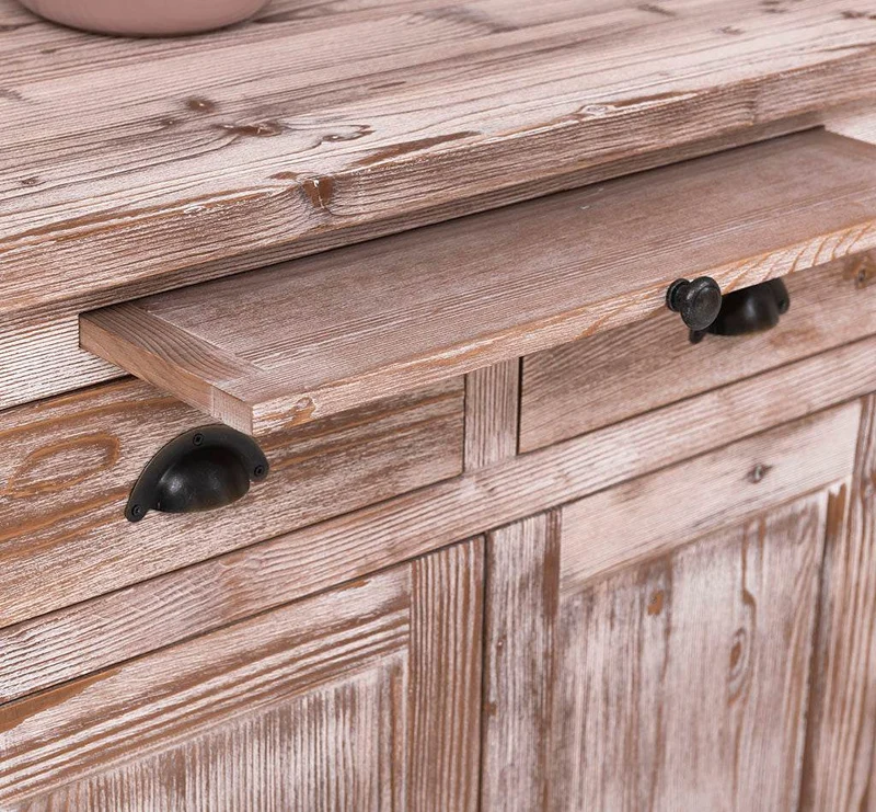 Breiter Buffetschrank aus Massivholz im Landhausstil