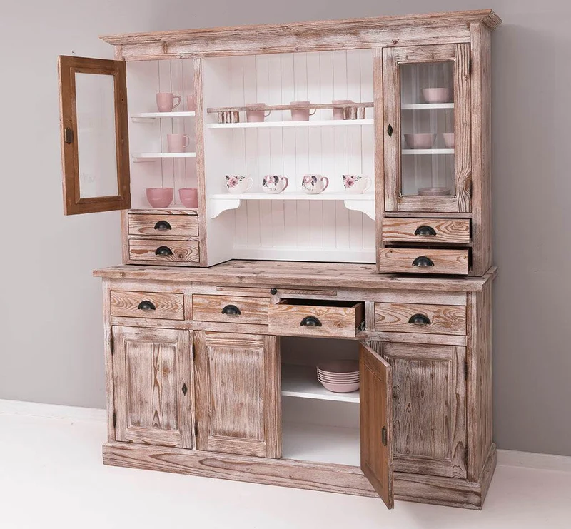 Breiter Buffetschrank aus Massivholz im Landhausstil