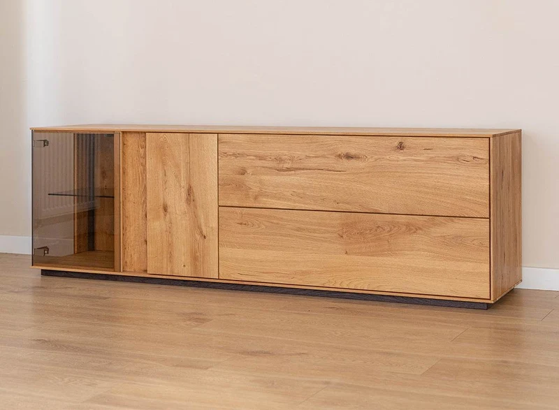 Beleuchtetes TV-Board Collodi aus massiver Wildeiche mit grober Holzstruktur und Schaukasten