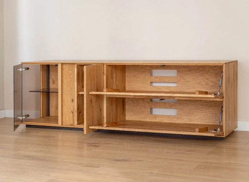 Beleuchtetes TV-Board Collodi aus massiver Wildeiche mit grober Holzstruktur und Schaukasten