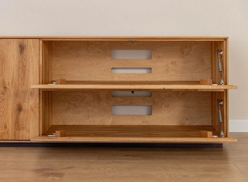Beleuchtetes TV-Board Collodi aus massiver Wildeiche mit grober Holzstruktur und Schaukasten