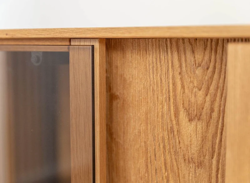 Beleuchtetes TV-Board Collodi aus massiver Wildeiche mit grober Holzstruktur und Schaukasten