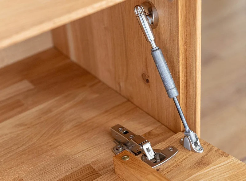 Beleuchtetes TV-Board Collodi aus massiver Wildeiche mit grober Holzstruktur und Schaukasten