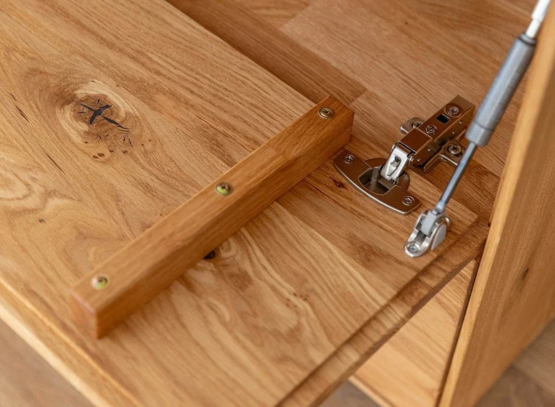 Beleuchtetes TV-Board Collodi aus massiver Wildeiche mit grober Holzstruktur und Schaukasten