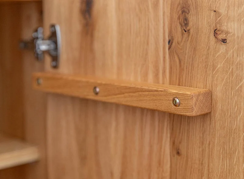 Beleuchtetes TV-Board Collodi aus massiver Wildeiche mit grober Holzstruktur und Schaukasten