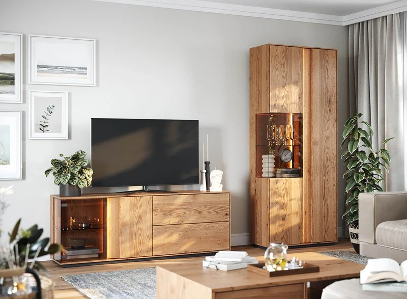 Beleuchtetes TV-Board Collodi aus massiver Wildeiche mit grober Holzstruktur und Schaukasten
