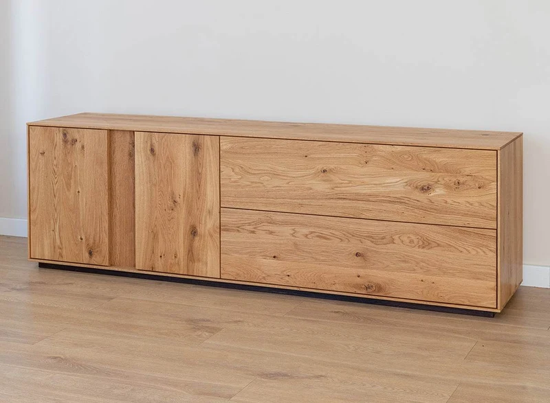 Beleuchtetes TV-Board Collodi aus massiver Wildeiche mit grober Holzstruktur