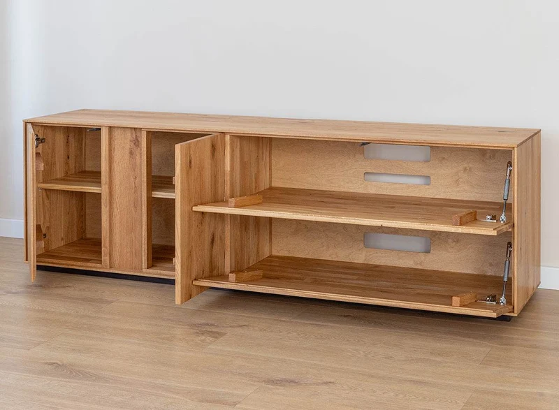 Beleuchtetes TV-Board Collodi aus massiver Wildeiche mit grober Holzstruktur
