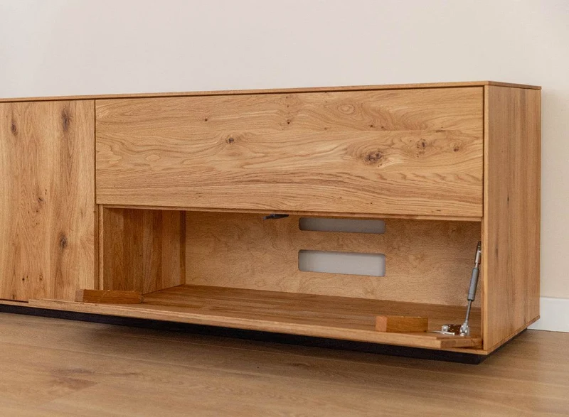 Beleuchtetes TV-Board Collodi aus massiver Wildeiche mit grober Holzstruktur