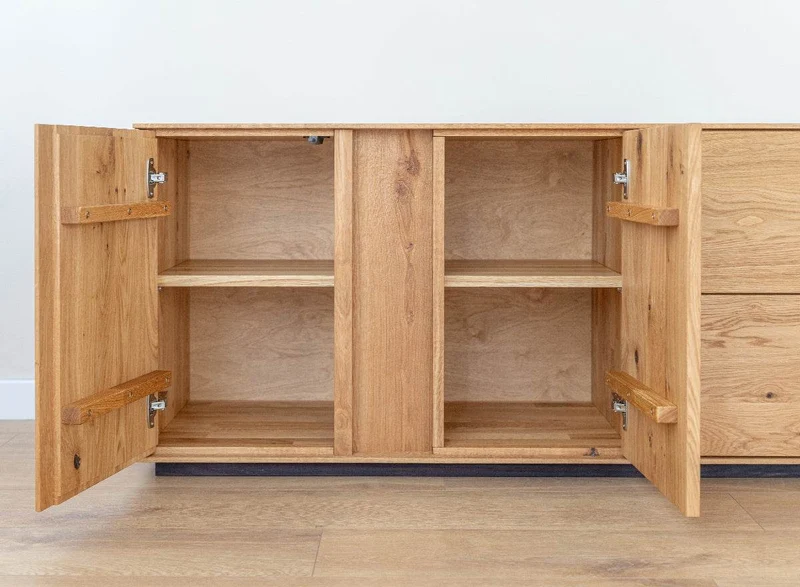 Beleuchtetes TV-Board Collodi aus massiver Wildeiche mit grober Holzstruktur