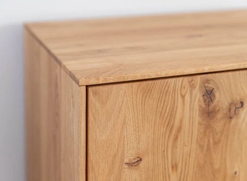 Beleuchtetes TV-Board Collodi aus massiver Wildeiche mit grober Holzstruktur