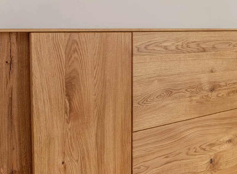 Beleuchtetes TV-Board Collodi aus massiver Wildeiche mit grober Holzstruktur