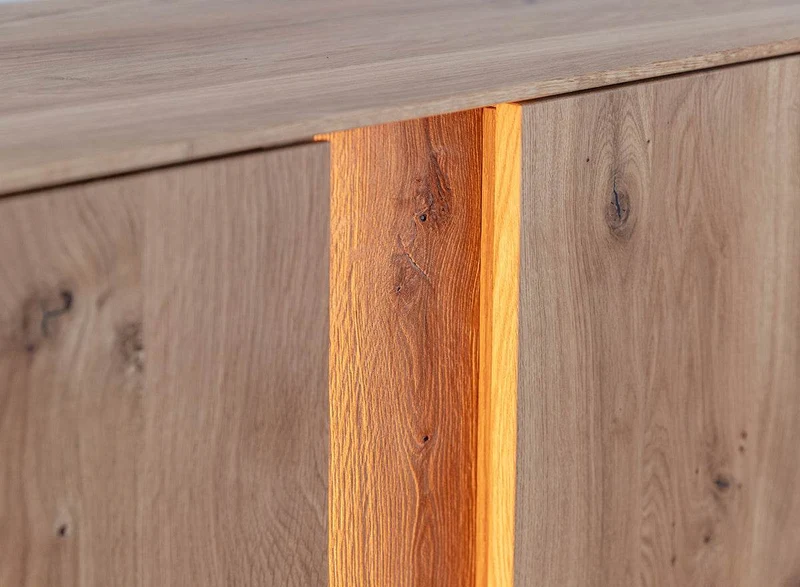 Beleuchtetes TV-Board Collodi aus massiver Wildeiche mit grober Holzstruktur