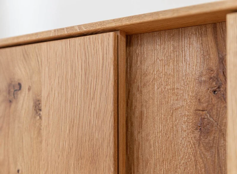 Beleuchtetes TV-Board Collodi aus massiver Wildeiche mit grober Holzstruktur