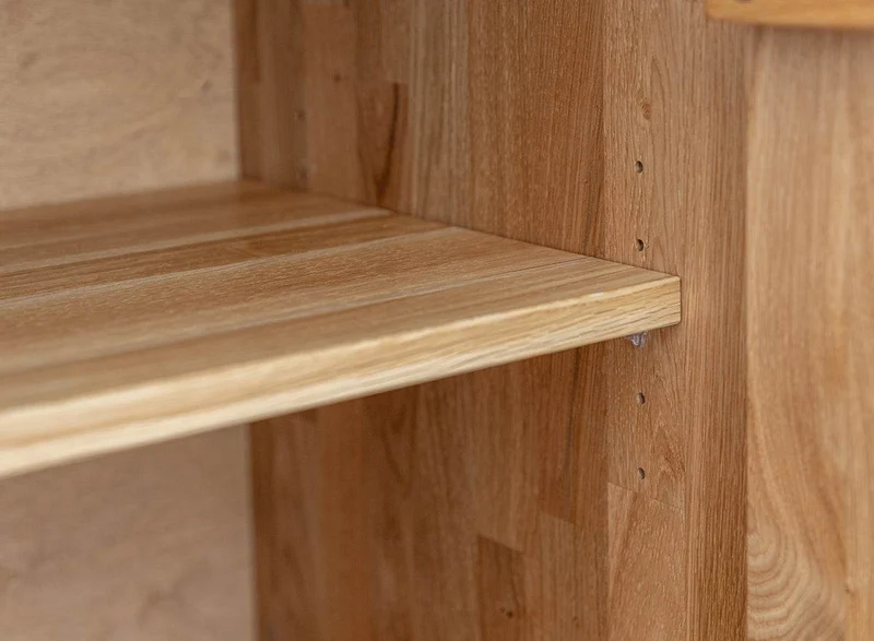 Beleuchtetes TV-Board Collodi aus massiver Wildeiche mit grober Holzstruktur