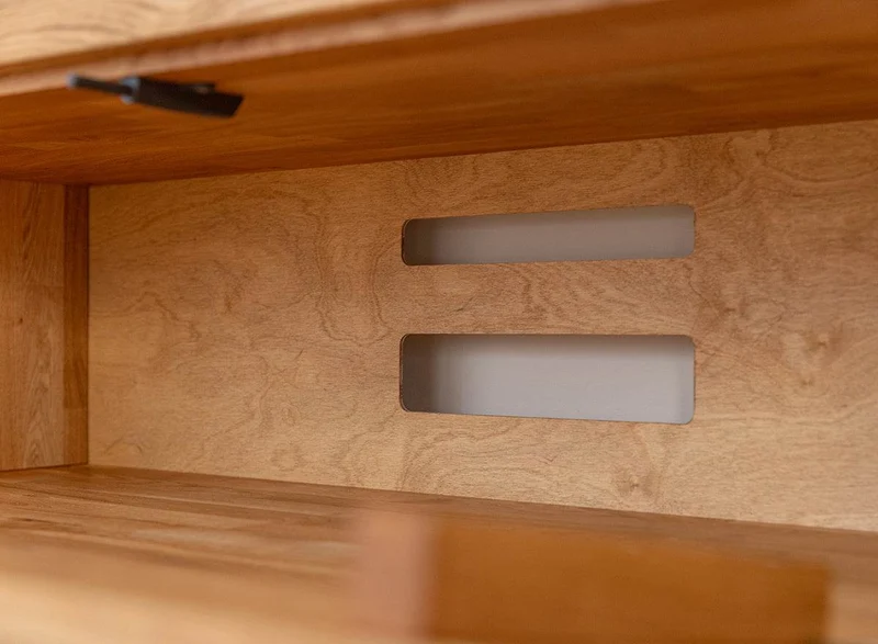 Beleuchtetes TV-Board Collodi aus massiver Wildeiche mit grober Holzstruktur