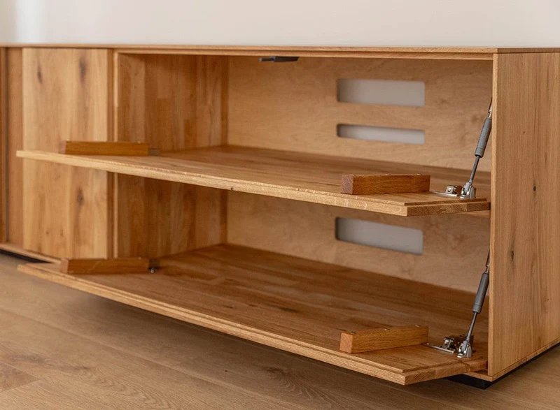 Beleuchtetes TV-Board Collodi aus massiver Wildeiche mit grober Holzstruktur