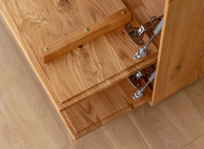Beleuchtetes TV-Board Collodi aus massiver Wildeiche mit grober Holzstruktur