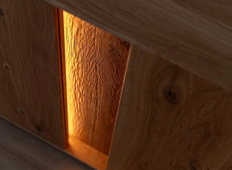 Beleuchtetes TV-Board Collodi aus massiver Wildeiche mit grober Holzstruktur