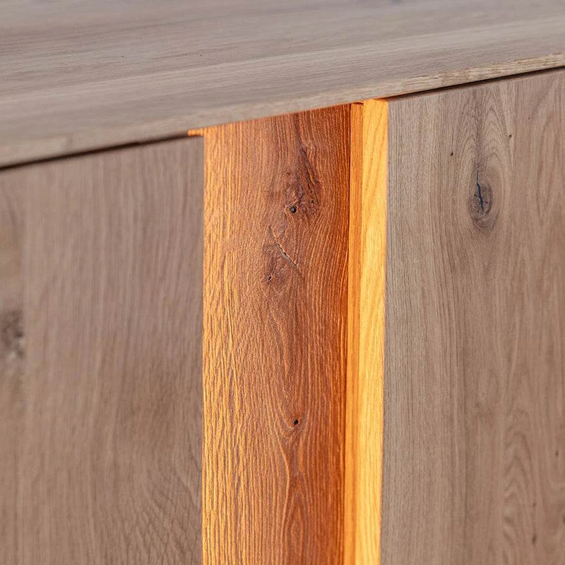 Beleuchtetes Sideboard Collodi aus massiver Wildeiche mit grober Holzstruktur