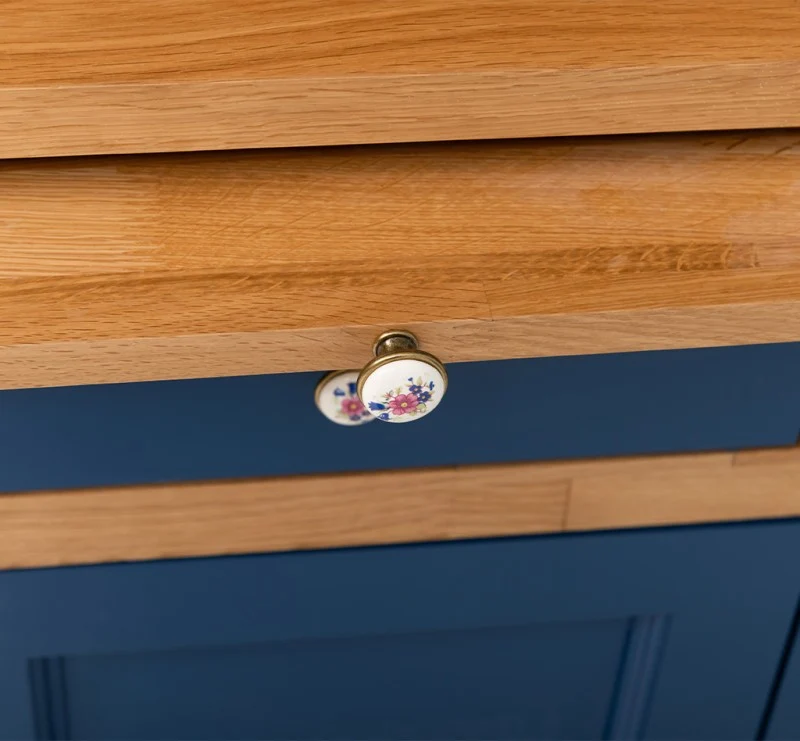 Küchen- und Buffetschrank aus massiver Eiche | Geschirrschrank mit 7 Schubladen und 5 Türen