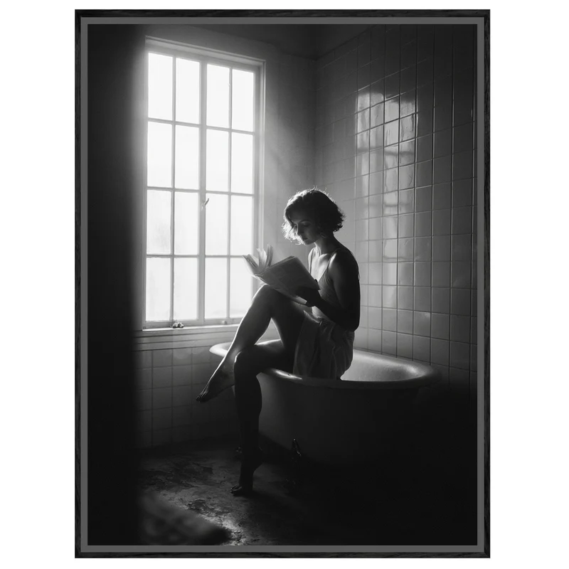 Frau liest Buch Badewanne Leinwand