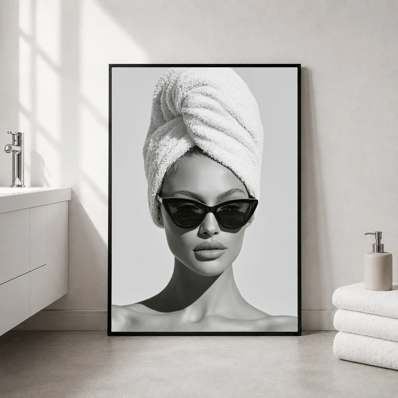 Frau mit Handtuch und Sonnenbrille Poster