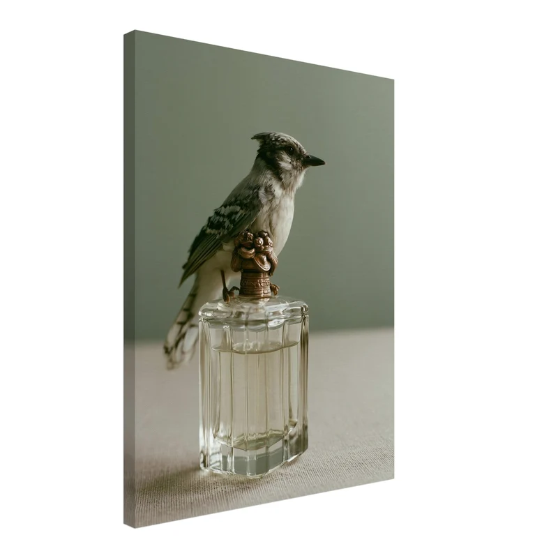 Vogel auf Parfumflasche Leinwand
