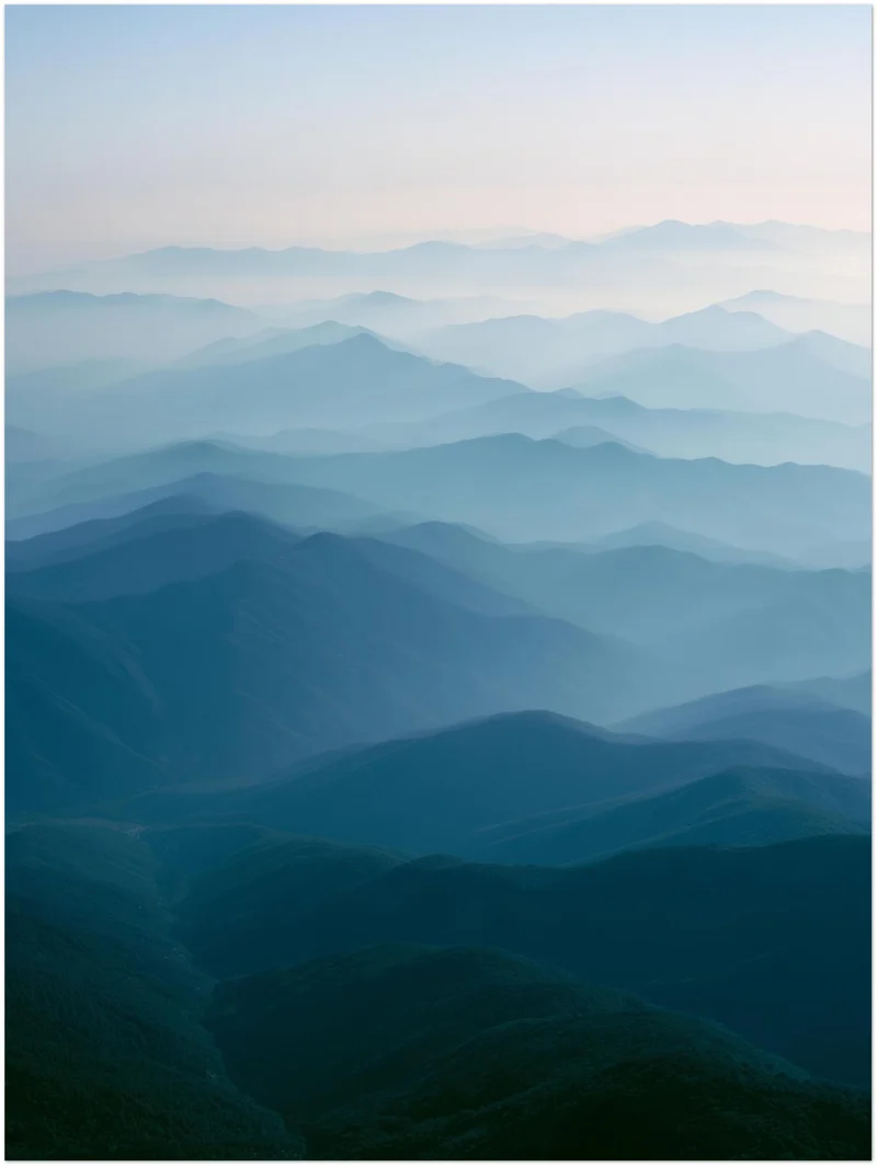 Blaue Bergwellen im Nebel Leinwand