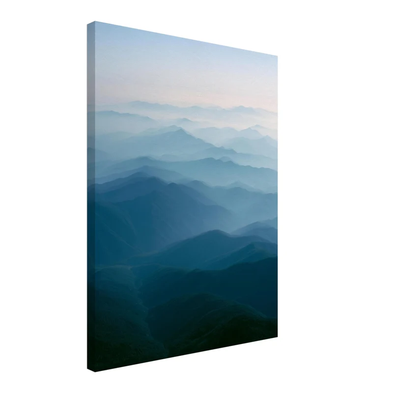Blaue Bergwellen im Nebel Leinwand