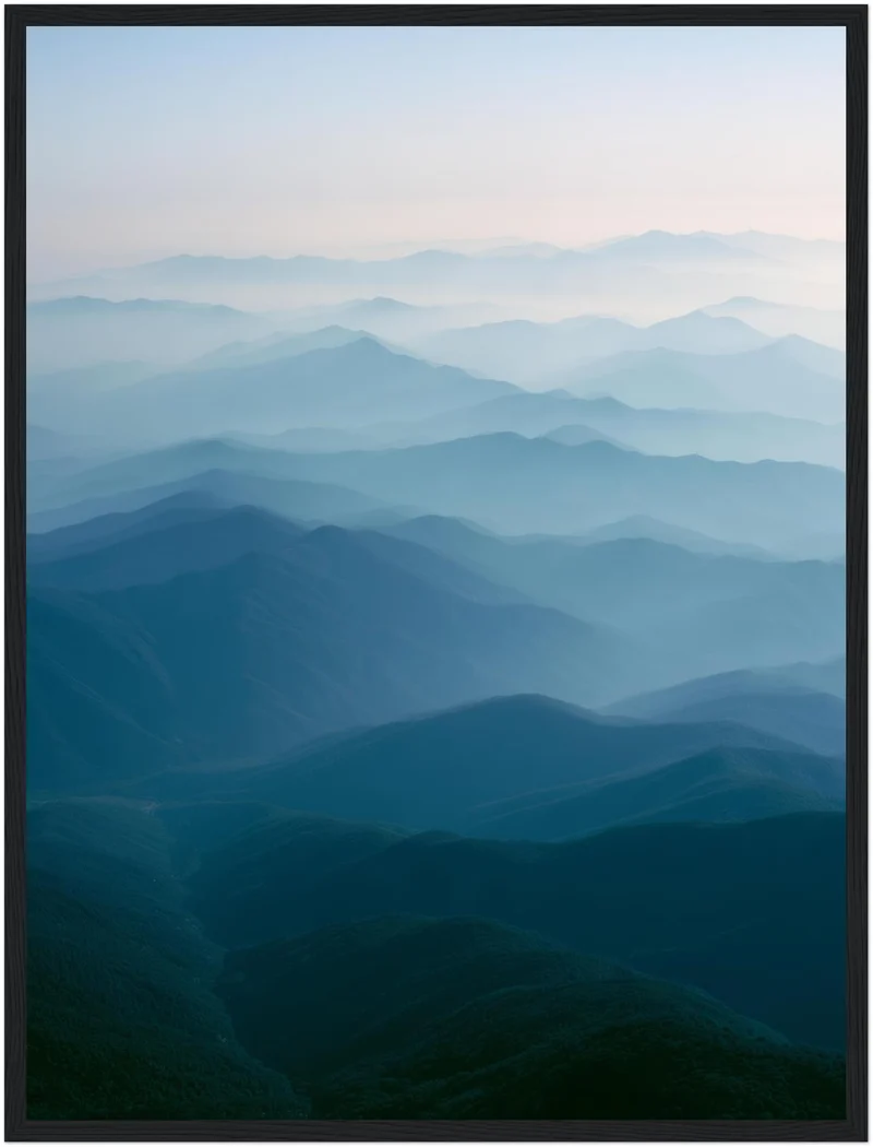 Blaue Bergwellen im Nebel Poster