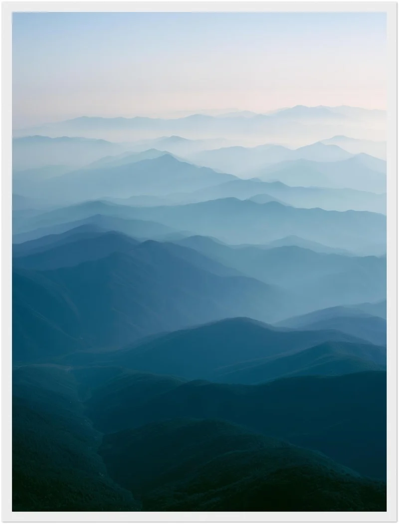 Blaue Bergwellen im Nebel Poster
