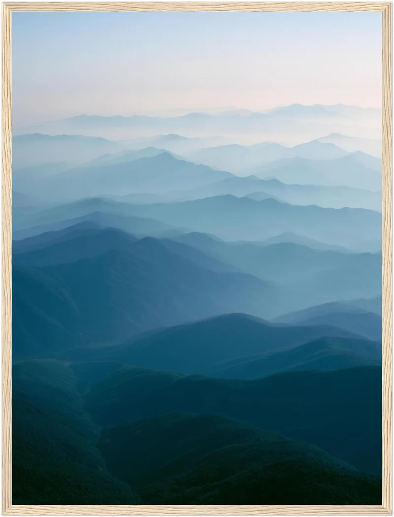 Blaue Bergwellen im Nebel Poster