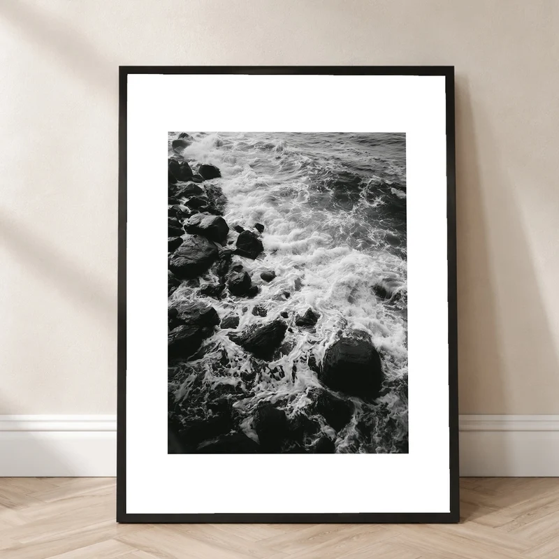 Brandung auf dunklen Felsen Poster