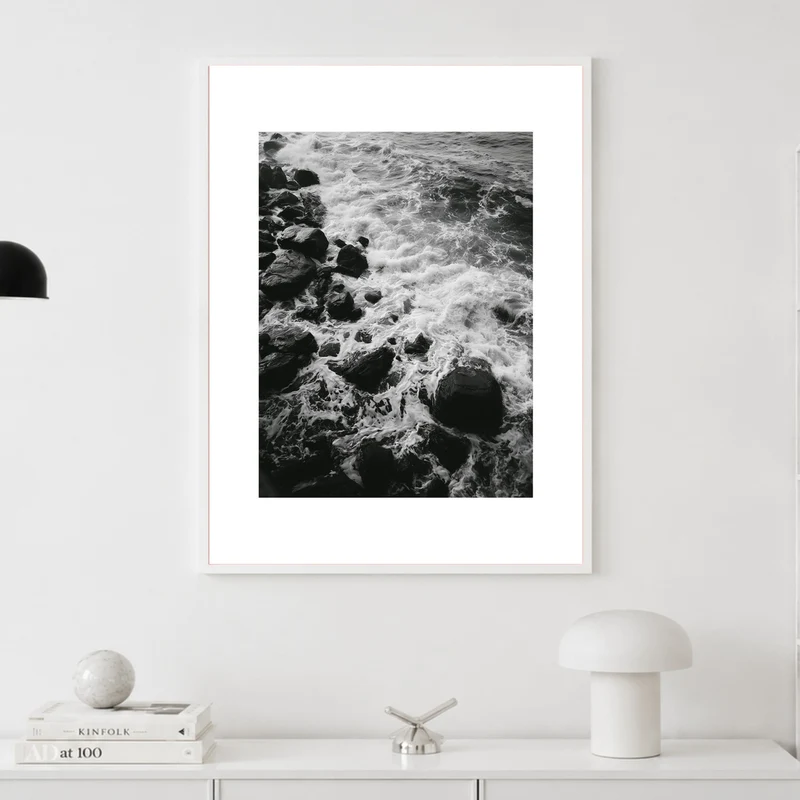 Brandung auf dunklen Felsen Poster