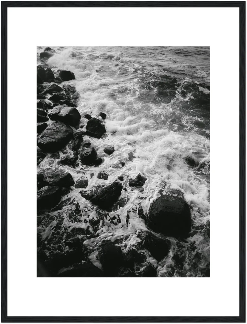 Brandung auf dunklen Felsen Poster