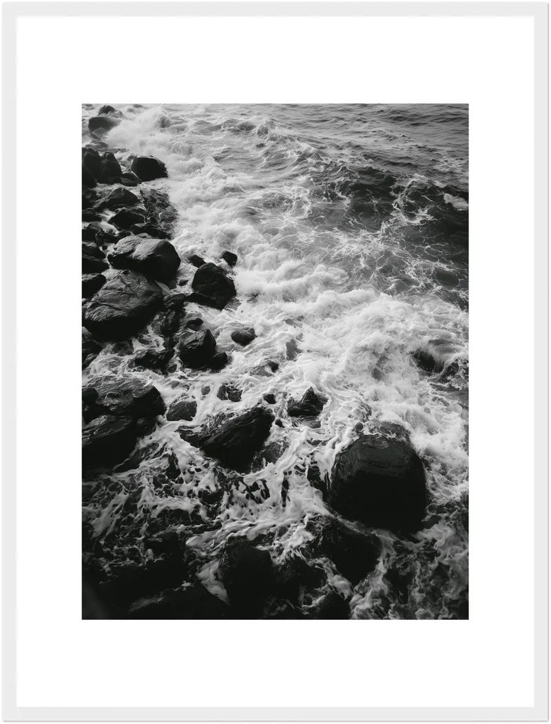 Brandung auf dunklen Felsen Poster