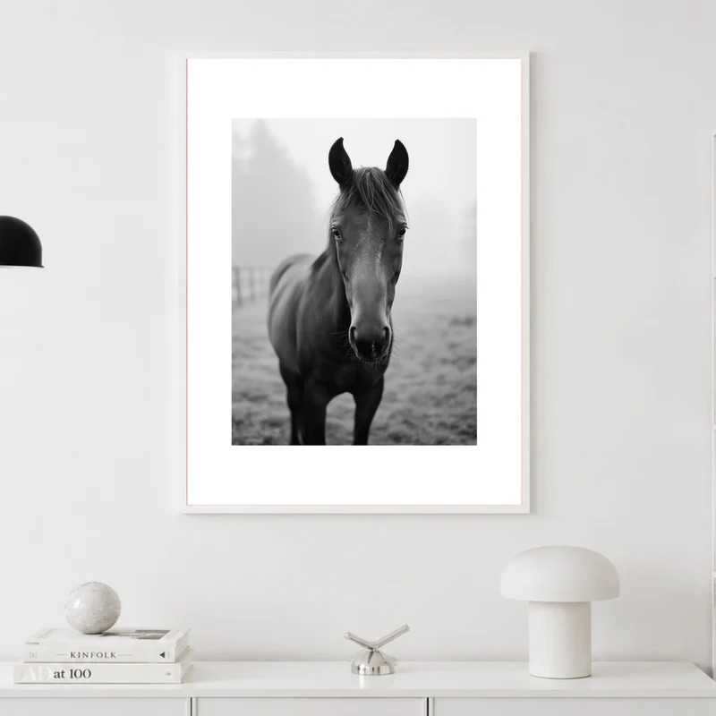 Dunkles Pferd im Nebel Poster