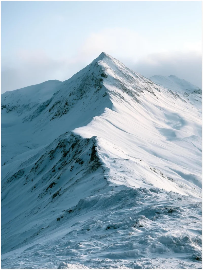 Stiller Wintergipfel im Schnee Poster
