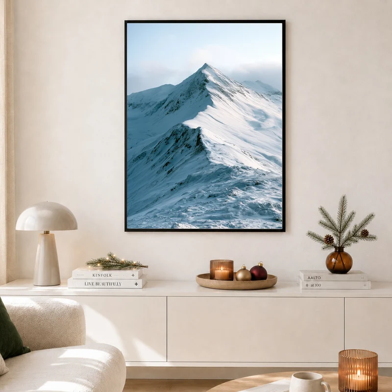 Stiller Wintergipfel im Schnee Poster