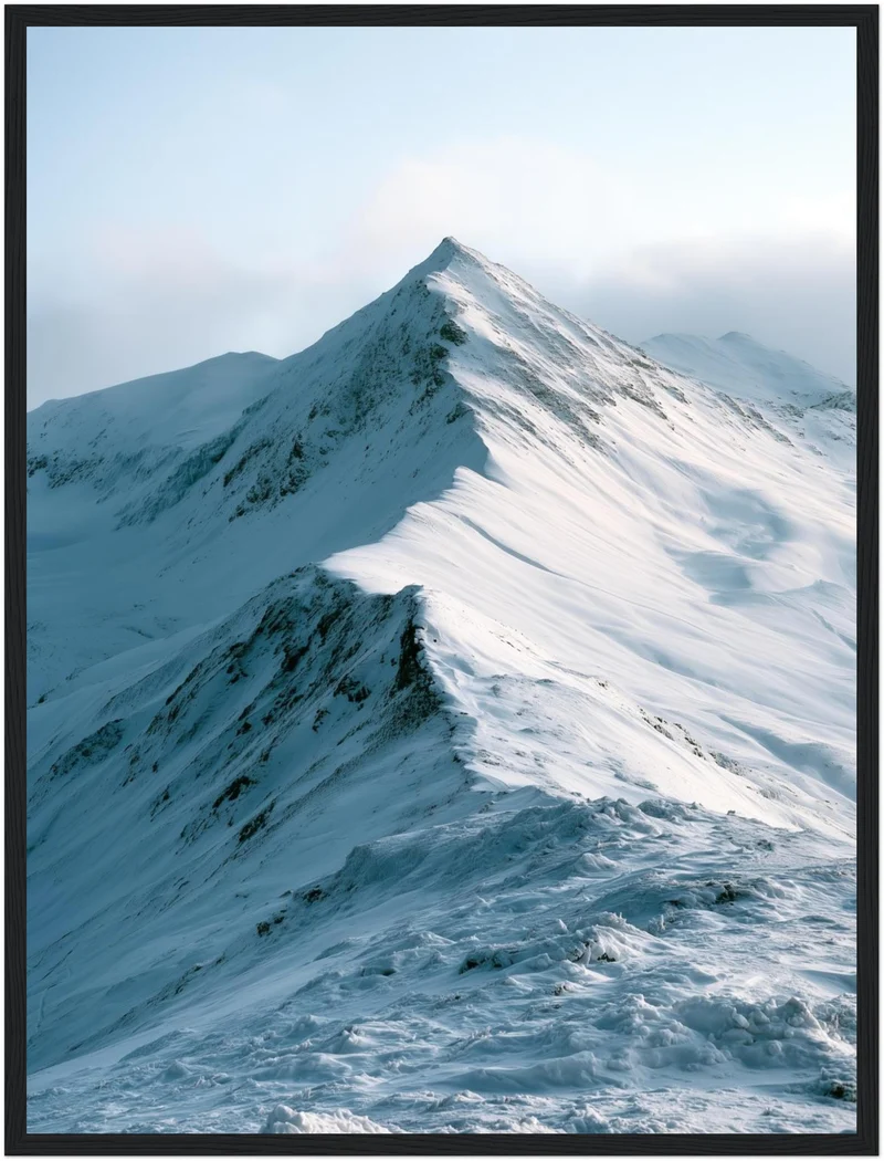 Stiller Wintergipfel im Schnee Poster