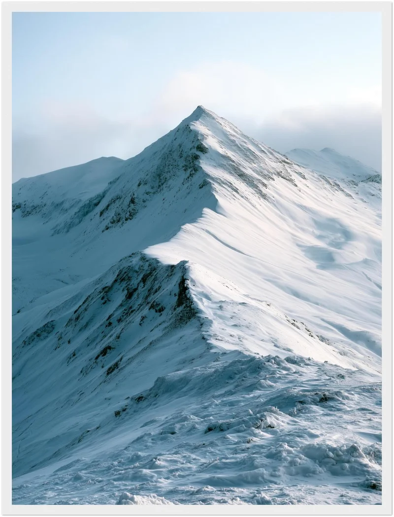 Stiller Wintergipfel im Schnee Poster