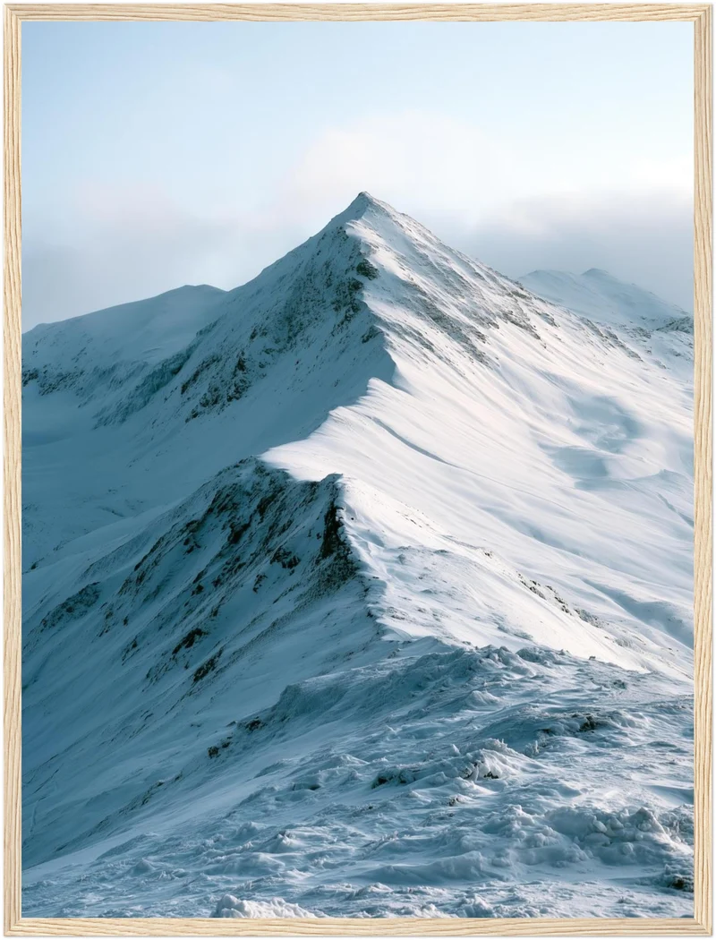 Stiller Wintergipfel im Schnee Poster
