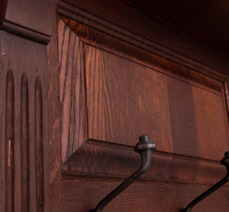 Große Garderobe aus massiver Eiche mit Kleiderhaken, Spiegel, Hutablage und Bank