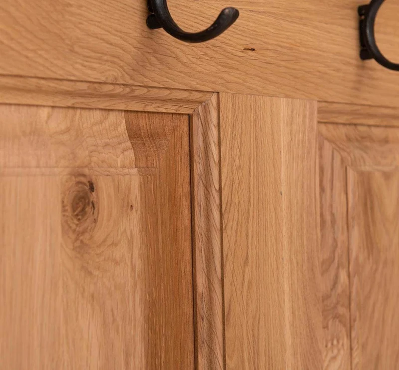 Garderobe aus massiver Eiche mit 6 Haken und 2 Staufächern