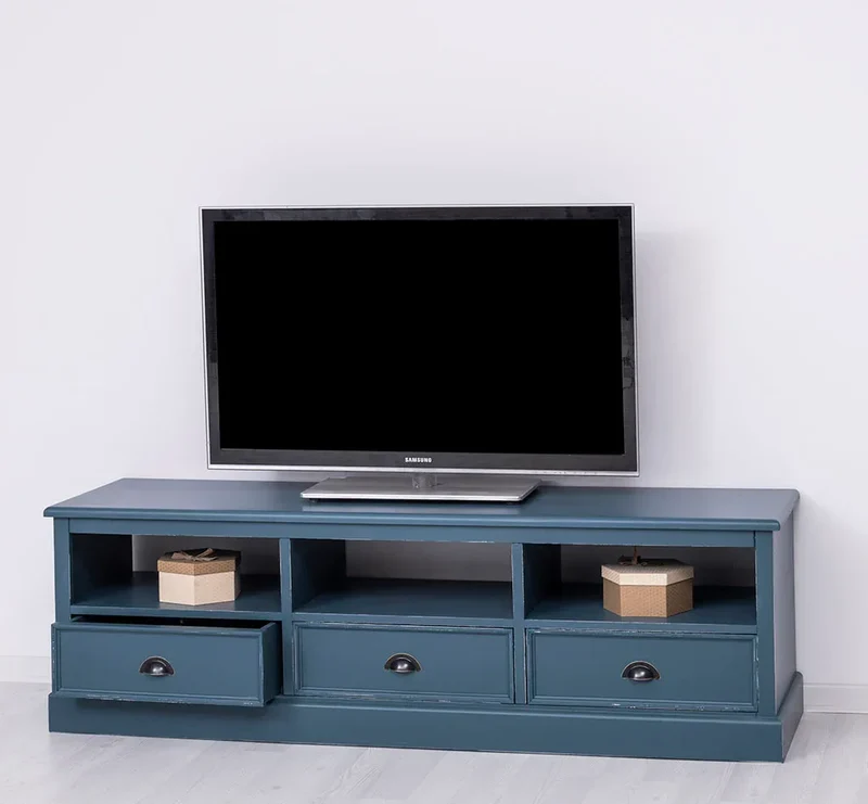 Großes TV-Board aus Massivholz mit drei Schubladen